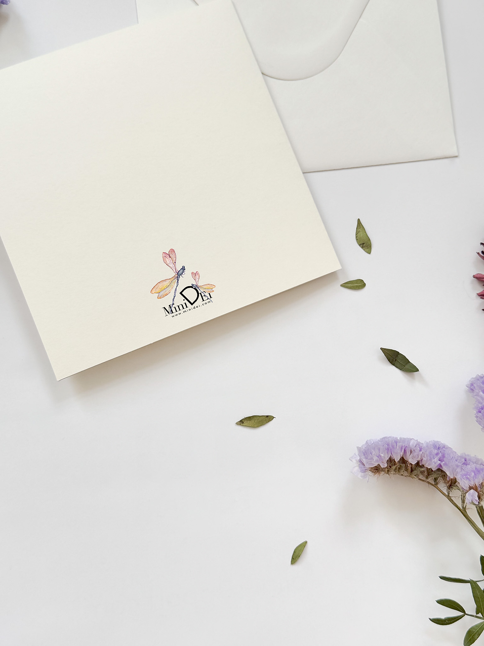 Rote Libelle auf handgemalter Grußkarte mit Schriftzug „Du bist wundervoll“ – Aquarellillustration