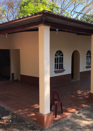 Diseño único y funcional en un entorno tranquilo, ideal para una residencia acogedora y tradicional.