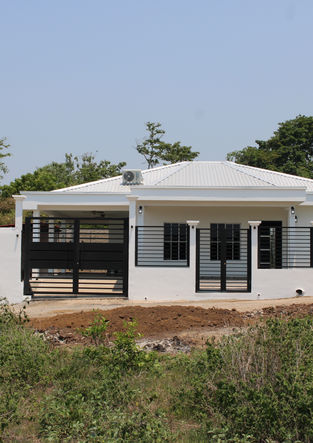 La fachada de Brisas del Océano combina un estilo moderno tropical con acabados en tonos blancos que aportan frescura, amplitud visual y una elegante sensación de vivienda costera, integrándose de forma armoniosa con el entorno marino.