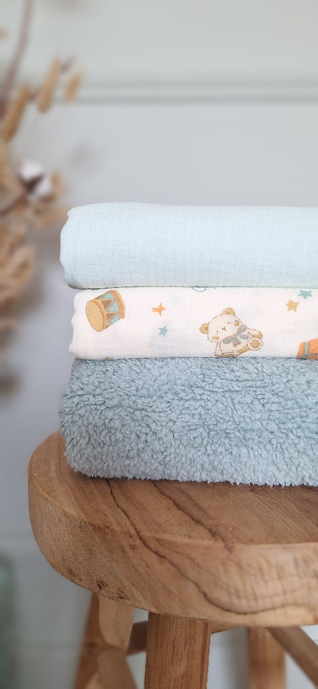 box avec un tissu double gaze uni , un avec des motifs d'ours, tambour et un sherpa 