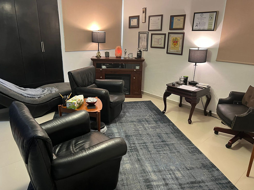 Foto 1 del consultorio, detalle del espacio con sillón y decoración cálida.