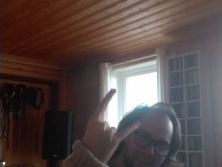 Ove is jamming on new metal riffs 😄🤘🤘🤘🤘