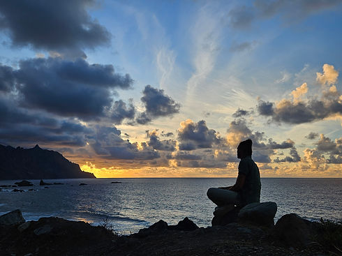 Liaron medita sul tramonto sul mare