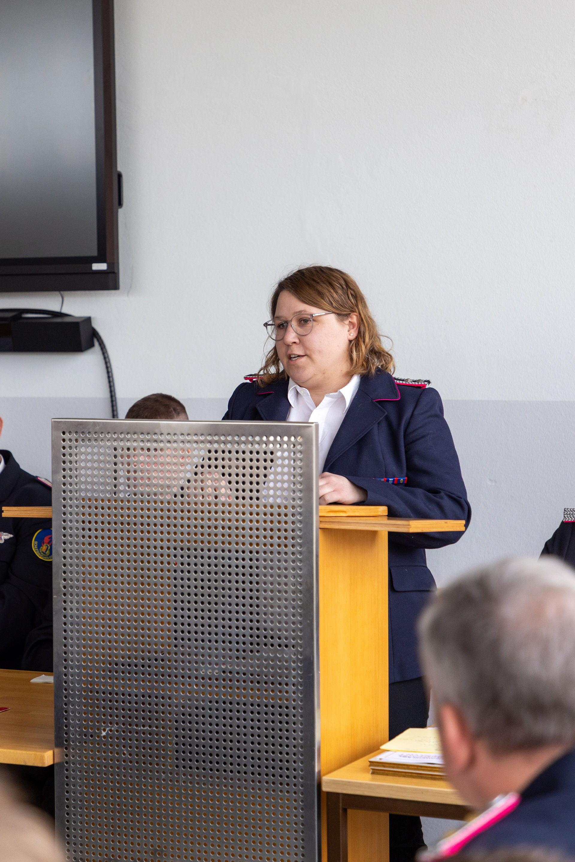Stine Rüweler verliest den Bericht für den Fachbereich Lehrgangswesen