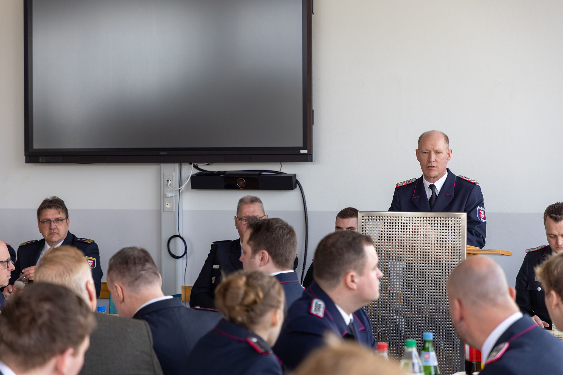 Bernhard Hassenstein (Stadtwehrführung) richtet seine Worte an die Versammlung