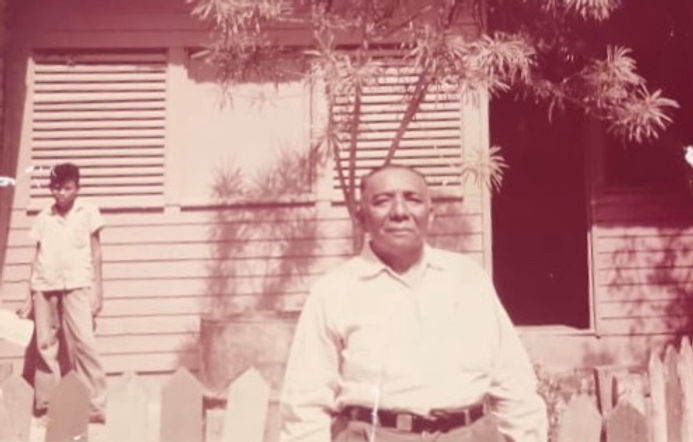  Mi tío abuelo el escritor wayuu Glicerio Tomas Pana frente a nuestra casa en el Barrio Villamizar Florez de Riohacha