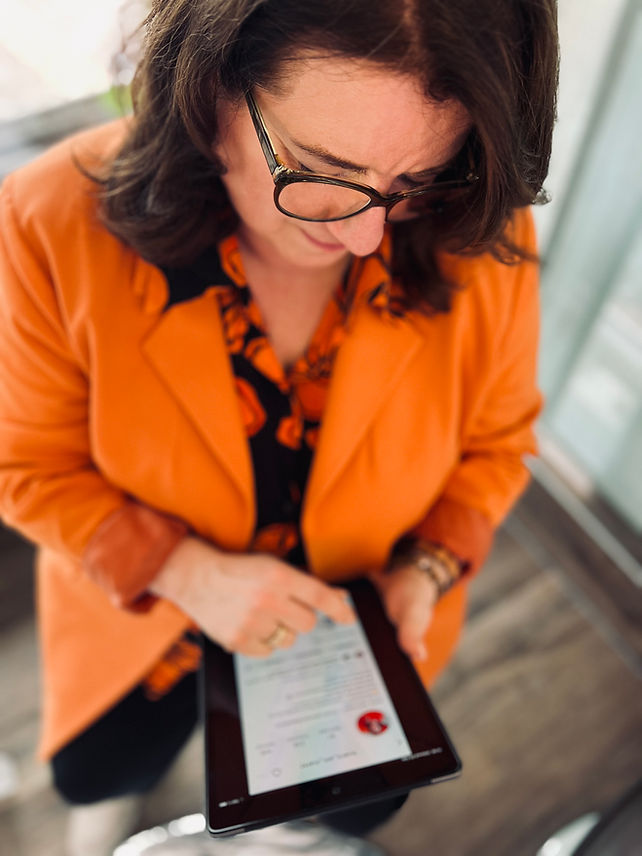 Anke Johrmann mit Tablet