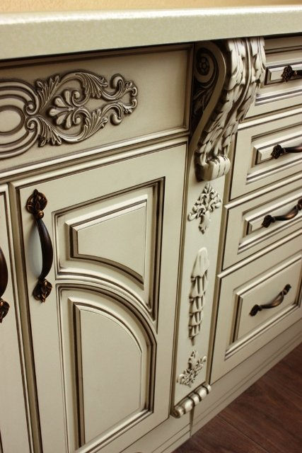 Резными элементами