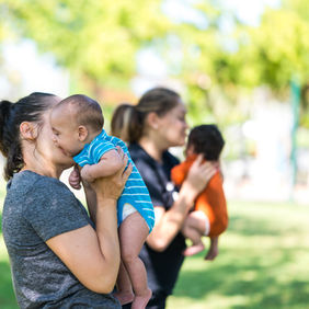 אימהות בחופשת לידה עם התינוקות באימון ותרגילי כושר לעיצוב אחרי לידה, בתל אביב