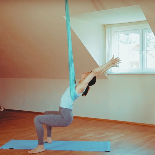 Mach das um deinen Rücken zu entlasten: Der Aerial Yoga Stuhl ist ein wahres Wirbelsäulen-Wunder! 🤩