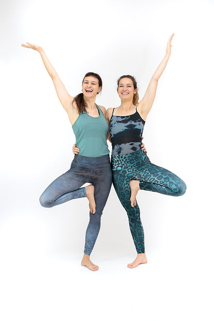 Das Bild zeigt die Yoga Lehrerin und Ausbildungsleitung, Lisa Hübner, und eine Schülerin.