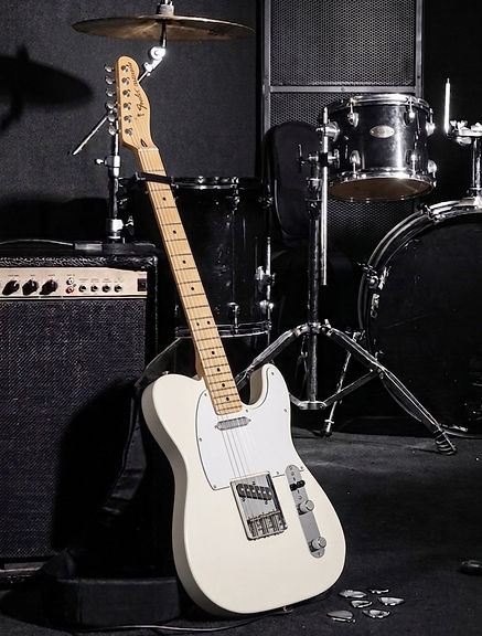 Guitarra elétrica em estúdio musical com iluminação profissional, representando aulas e cursos de guitarra de Denis Delphin