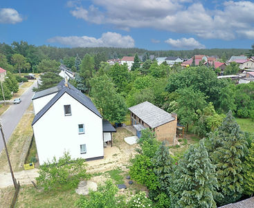 Seitliche Luftaufnahme Landhaus Oderbruch mit Nebengelass