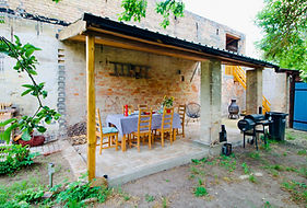 Große Terrasse mit Grillmöglichkeit im Garten