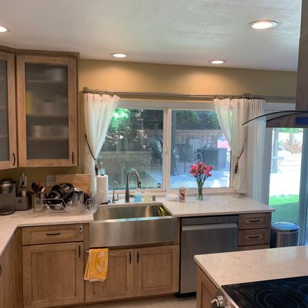 Instalación de campana extractora personalizada en remodelación de cocina.