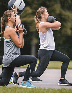 four-women-having-an-outdoor-boot-camp-workout-MADF000524.jpg