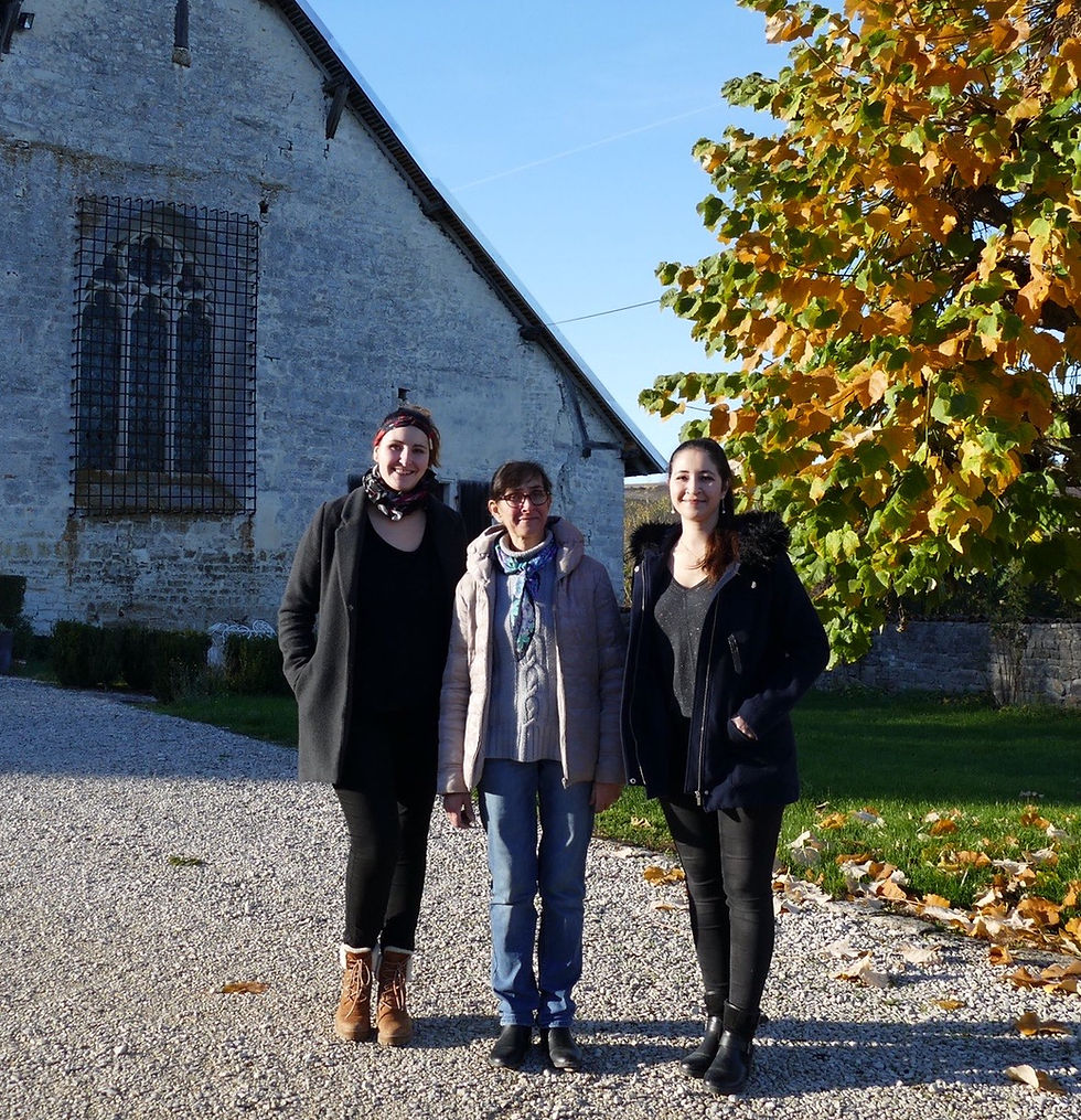 Miniature : L'équipe féminine et familiale du Champagne Monial