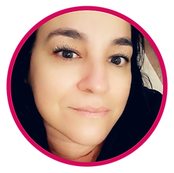 Imagem do rosto da leitora Cris Alencar, uma mulher branca com olhos castanhos e cabelos longos.