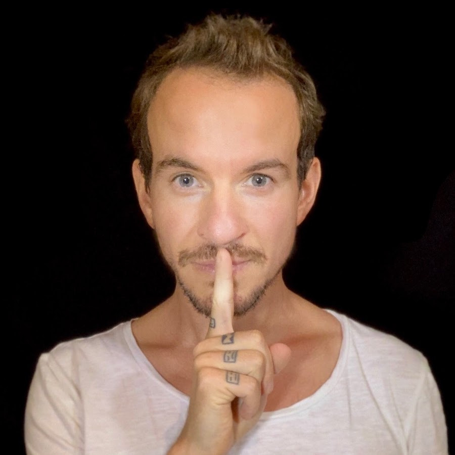 Top 5 googled questions about mimes WHY (mimes don't talk?)