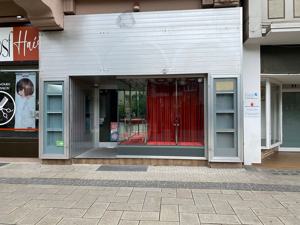 Front of the empty store at Bernwardstr.2, Hildesheim.
