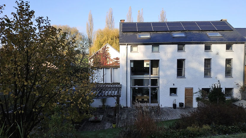 Cette maison a été rénovée pour qu'elle crée un dialogue simple et harmonieux avec la nature qui se déploie dans son jardin.