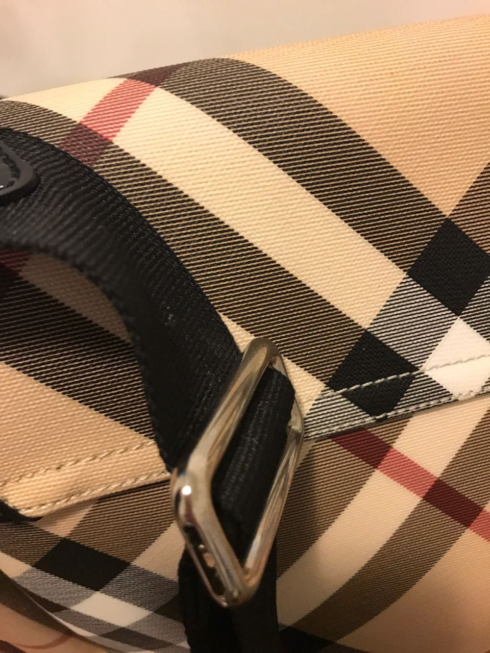 Miniatura: Bolsa Burberry Carteiro média em London Check