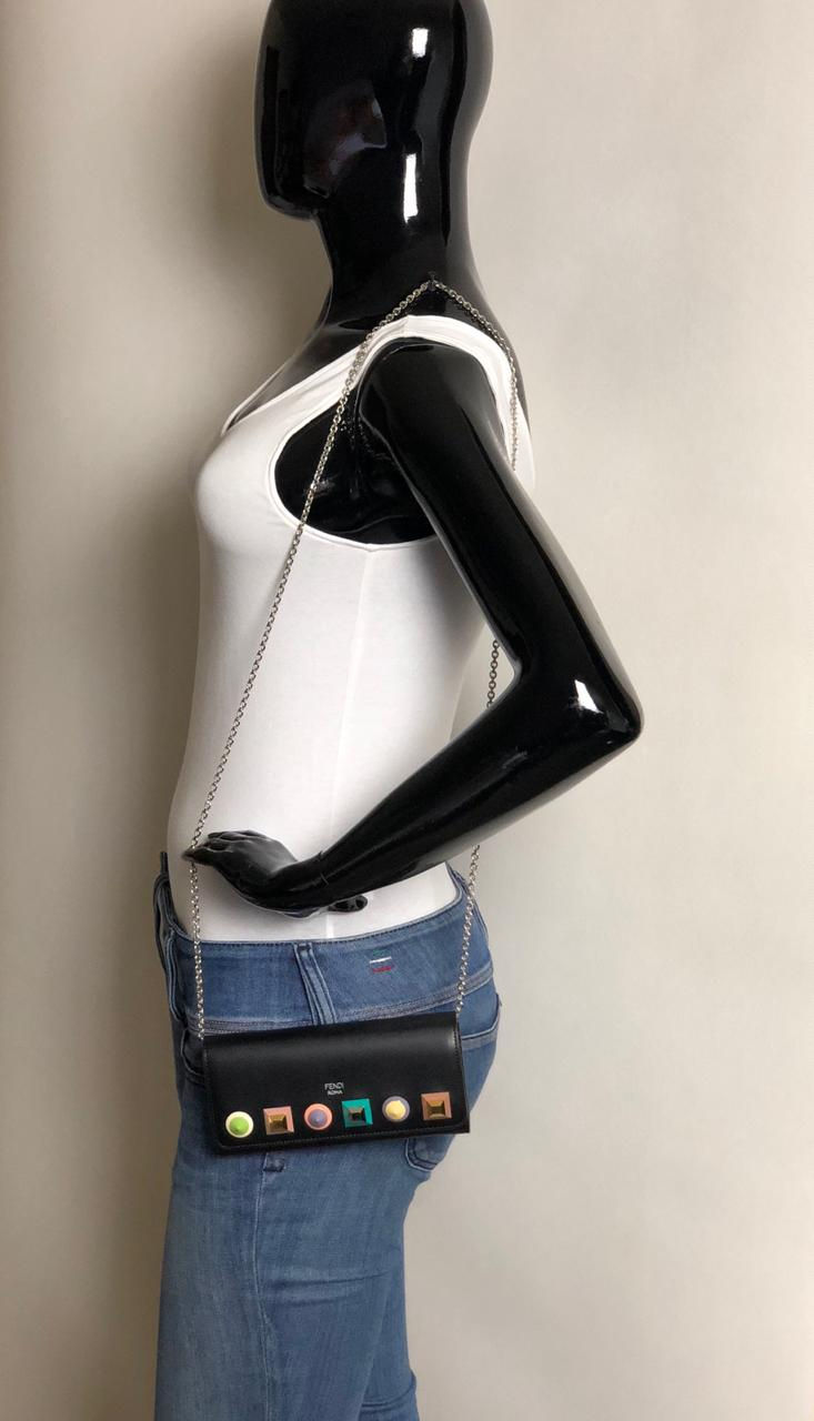 Miniatura: Carteira e clutch Fendi de couro com tachas preta