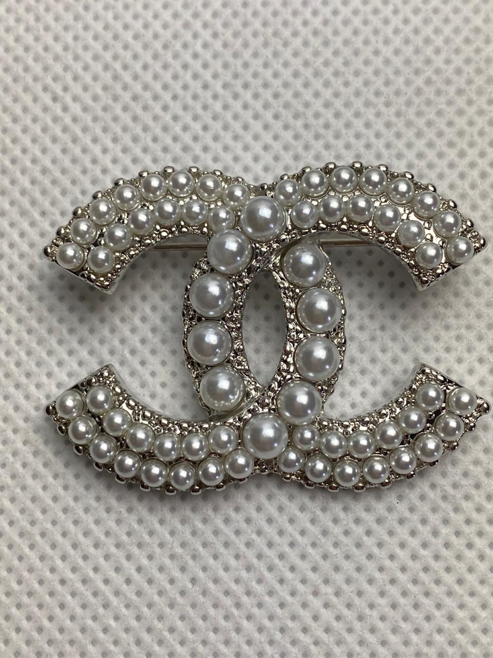 Miniatura: Broche Chanel Monograma Pérolas