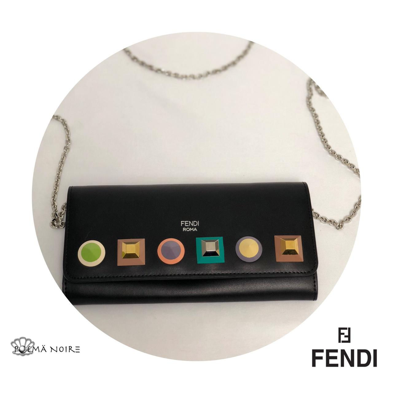Carteira e clutch Fendi de couro com tachas preta
