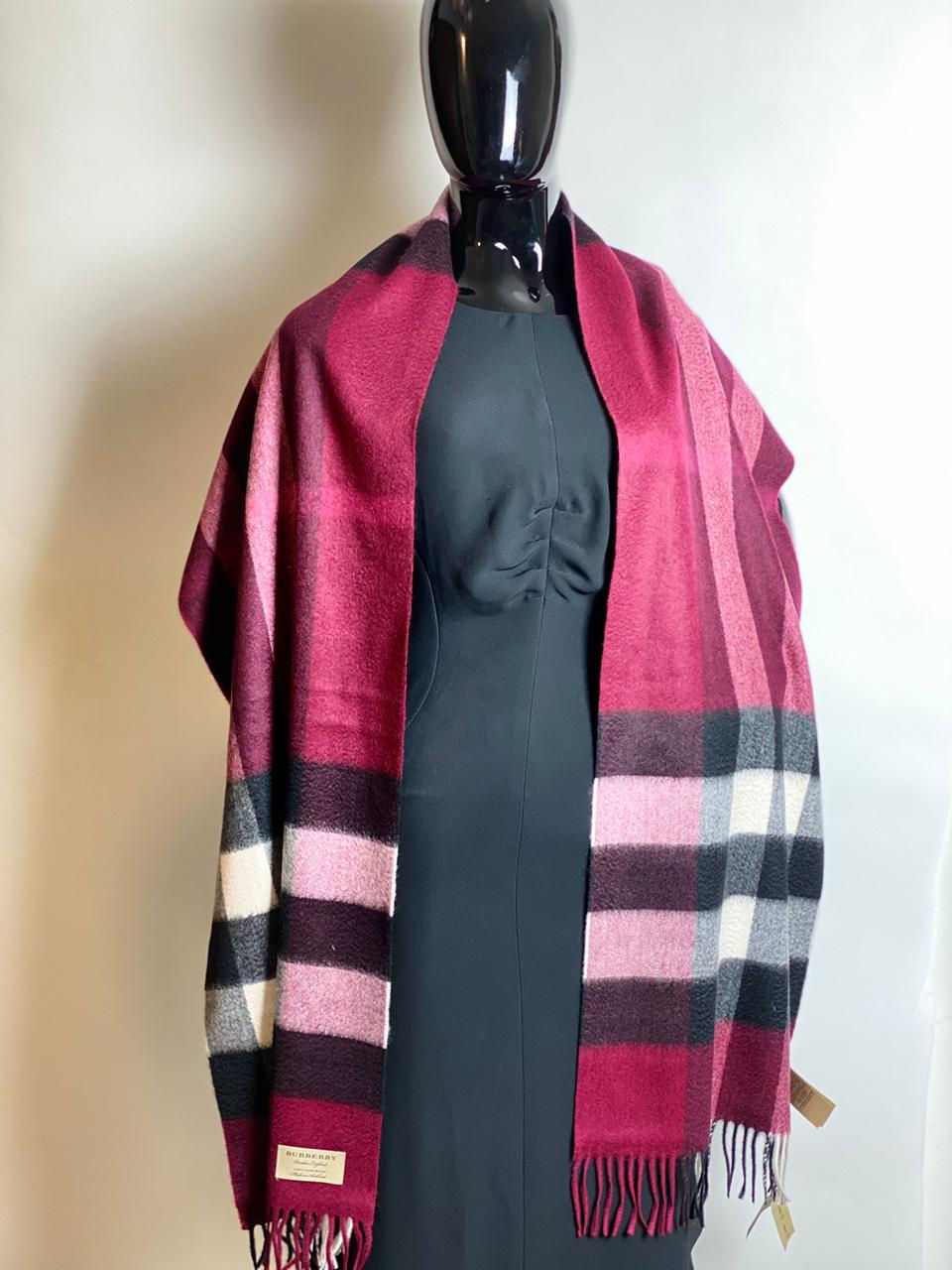 Miniatura: Cachecol Burberry de cashmere xadrez