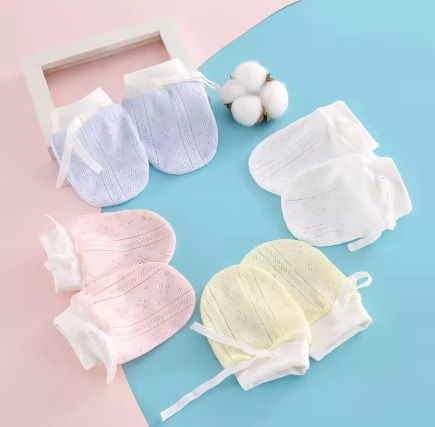 Anti-scratch baby gloves for the face, thin and breathable.
