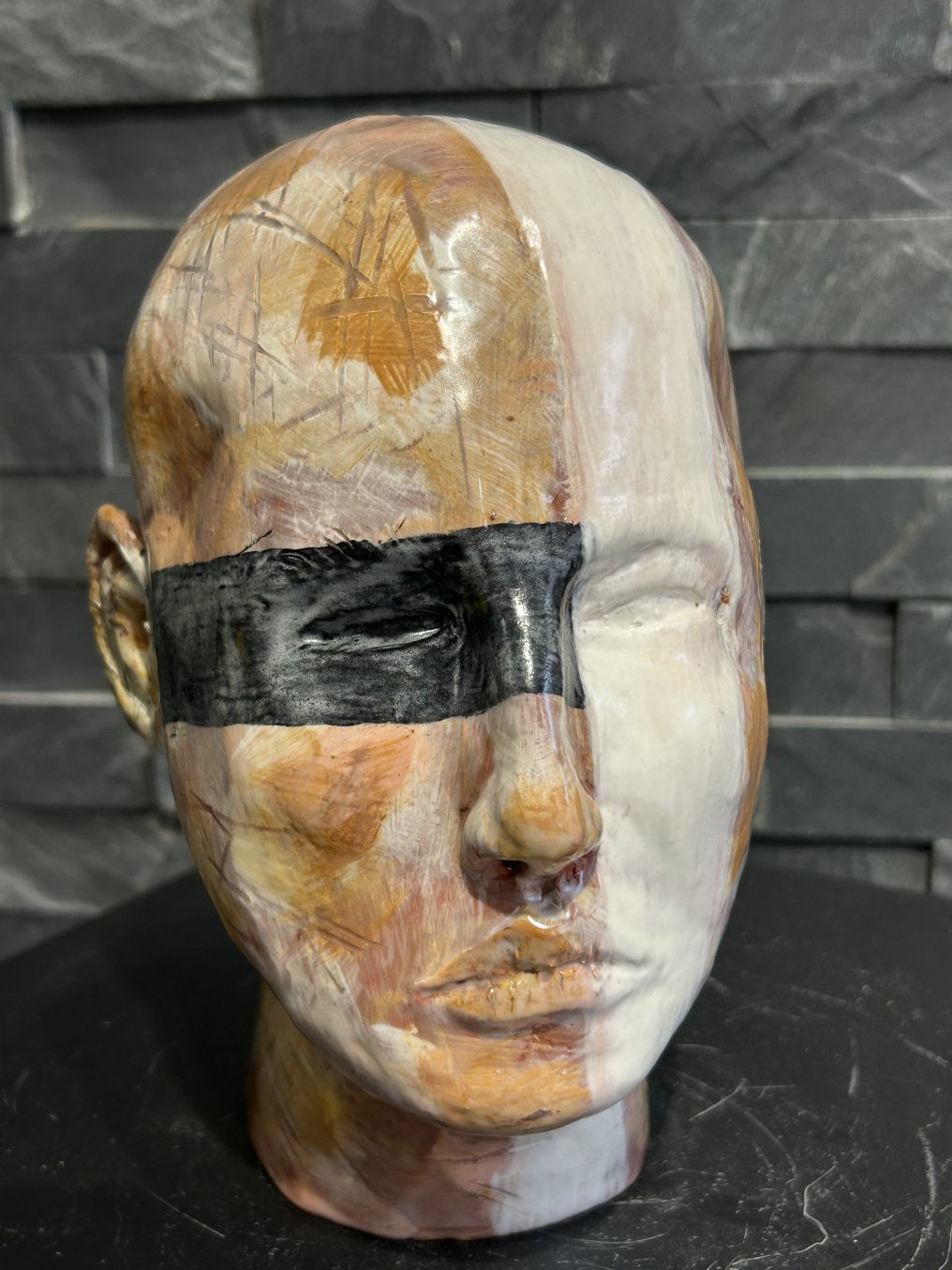 Sculpture en faiënce "Tête ethnique bandeau noir et blanc"