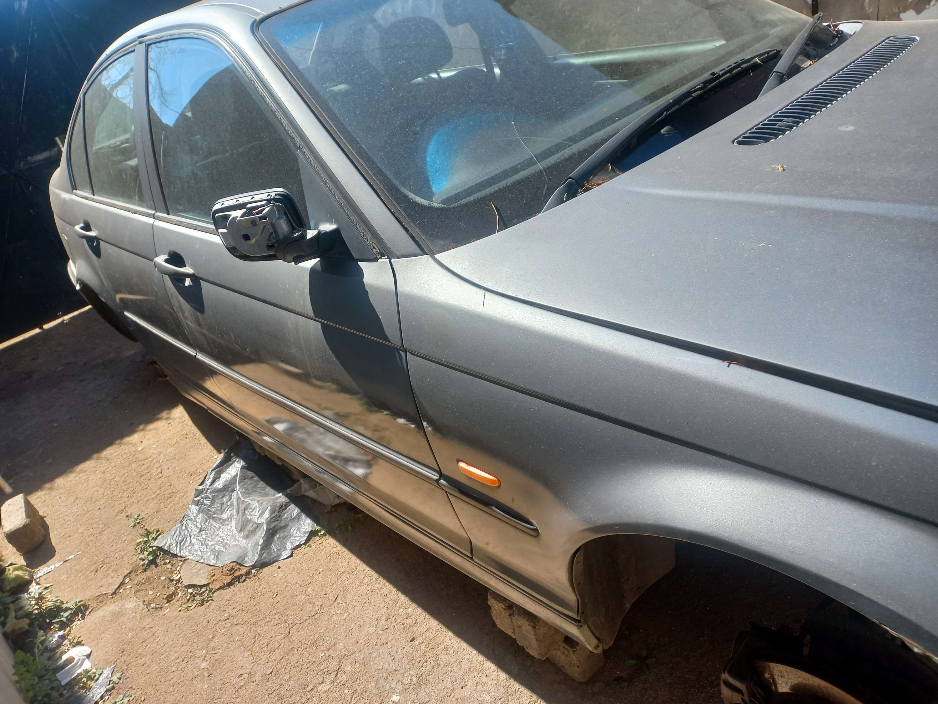 Running 100% engine and gearbox  there
R10,000 no papers no wheels 