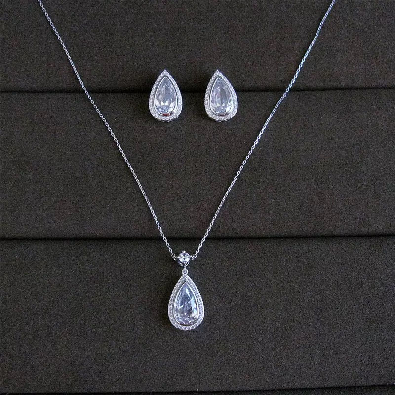 COLLAR Y ARETES