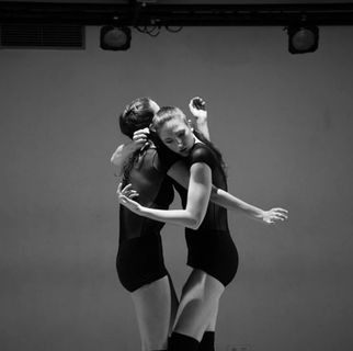 ECHO - 2022 - DANTZAN TZAN Fest - Vitoria, Espagne - Baratza Aretoa - Interprètes : Leah Tremblay et Pauline Gervais