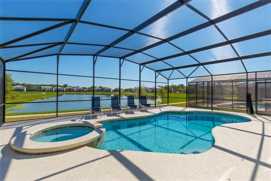 Private pool and spa of vacation rental home in Orlando close to Disney World