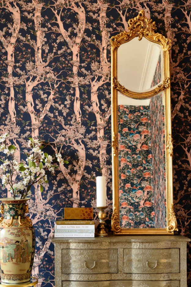 Vliestapete im Chinoiserie-Stil in Blau, mit floralem asiatischem Muster in Blau & Pfirsichrosa