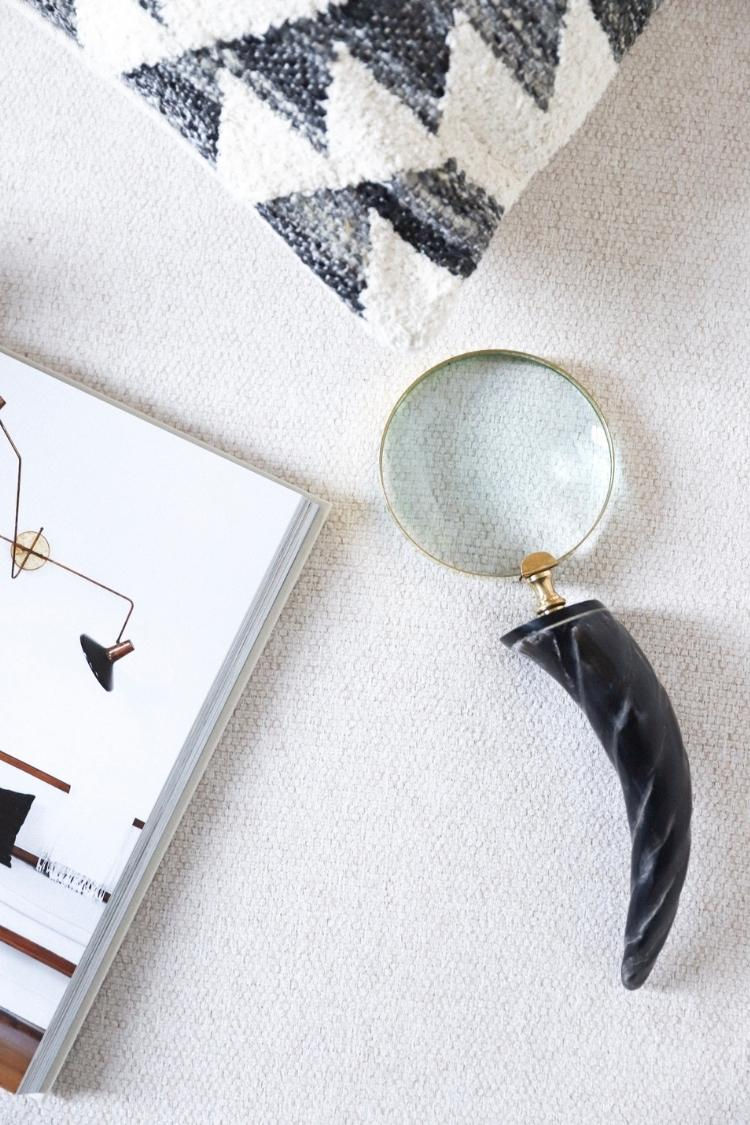 Große Deko-Lupe in dunkelgrauer Hornoptik aus glänzendem Holz