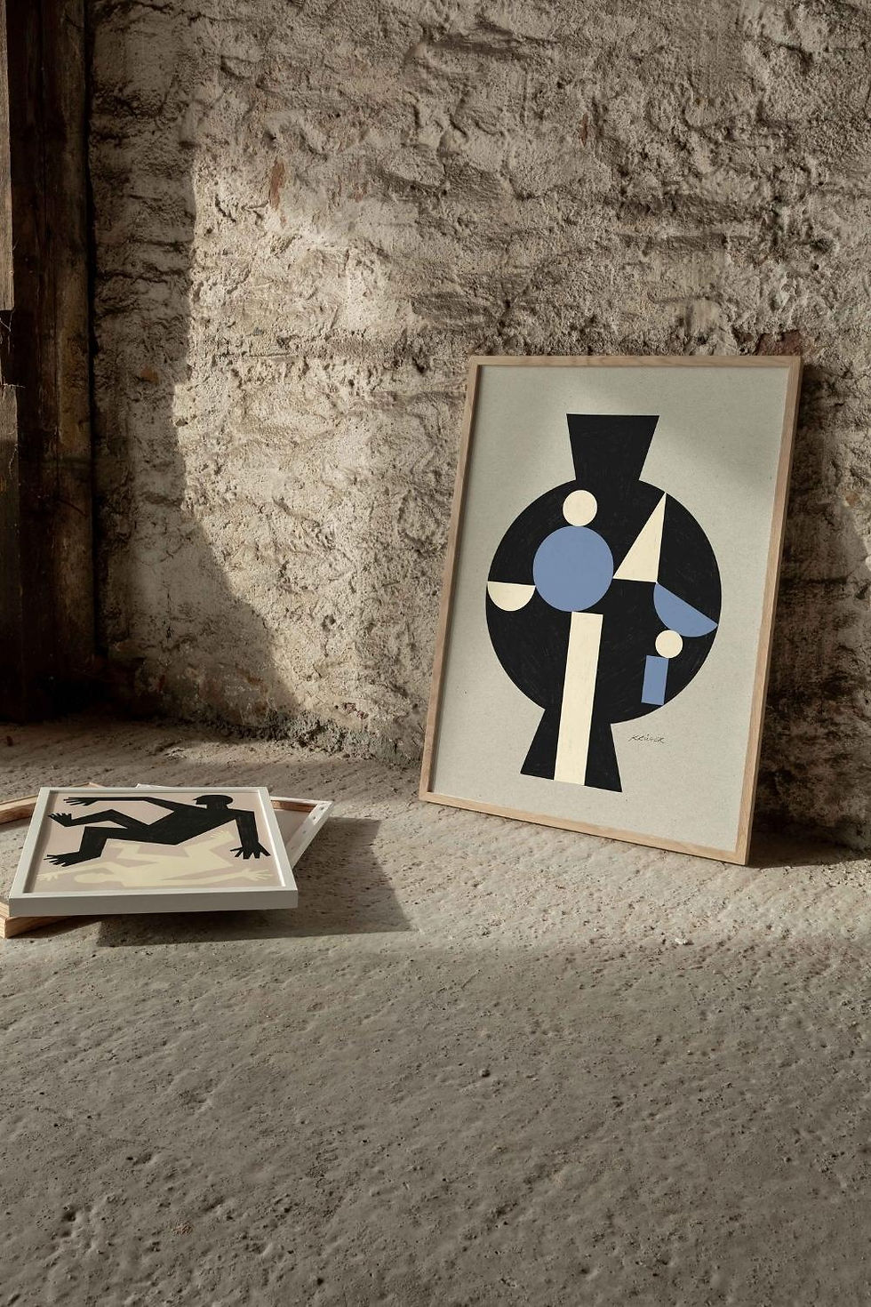 Miniaturbild: Abstraktes Grafik-Poster Eric von Salu Home, bauchige Vase in Schwarz, mit blauen und creme-weißen Formen