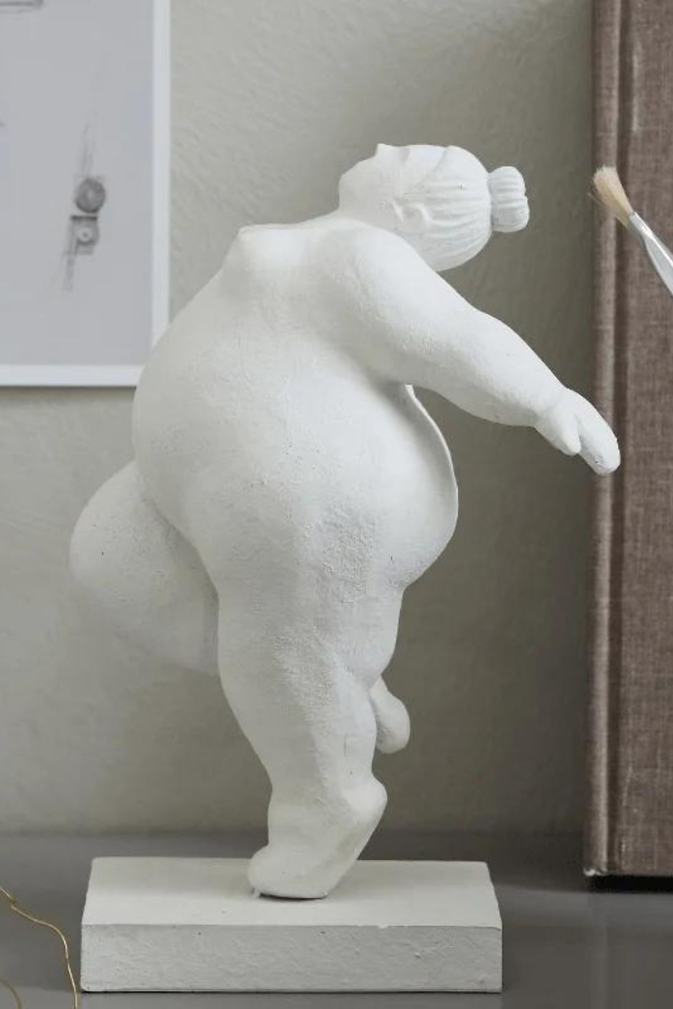 Thumbnail: Tanzende Frauenfigur Serafina in Weiß aus Kunststein, H 23 cm