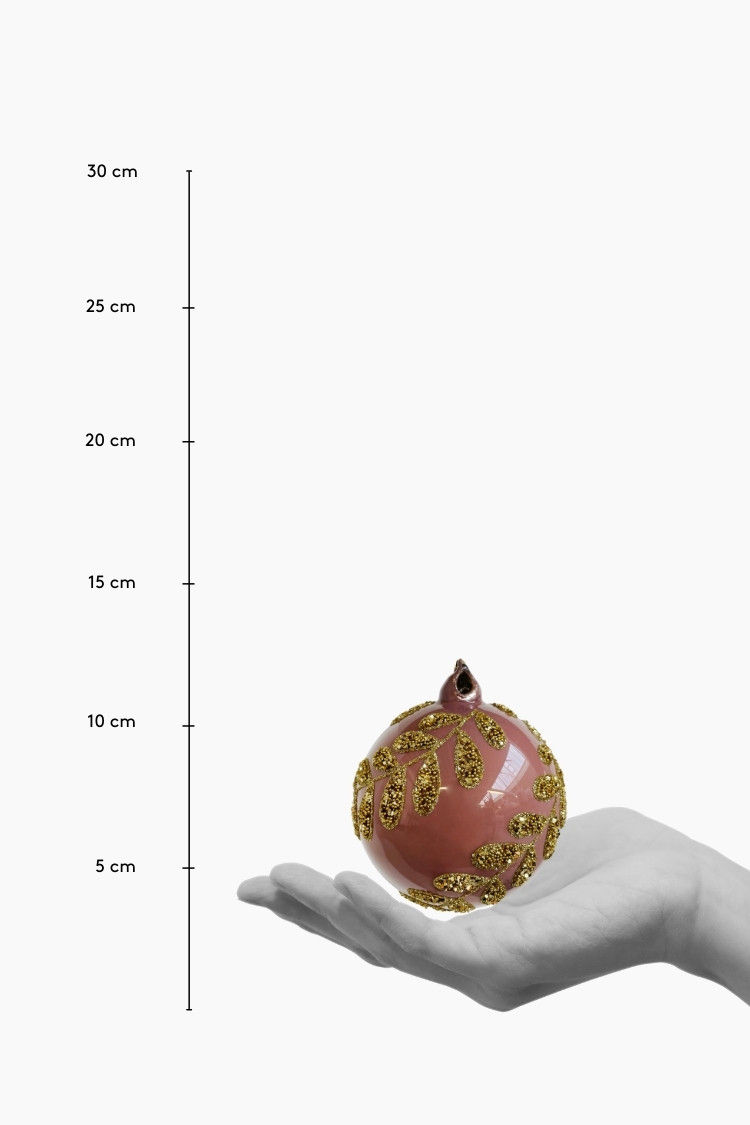 Thumbnail: Weihnachtskugel in Altrosa mit Zweigen aus goldenem Glitter und Kügelchen