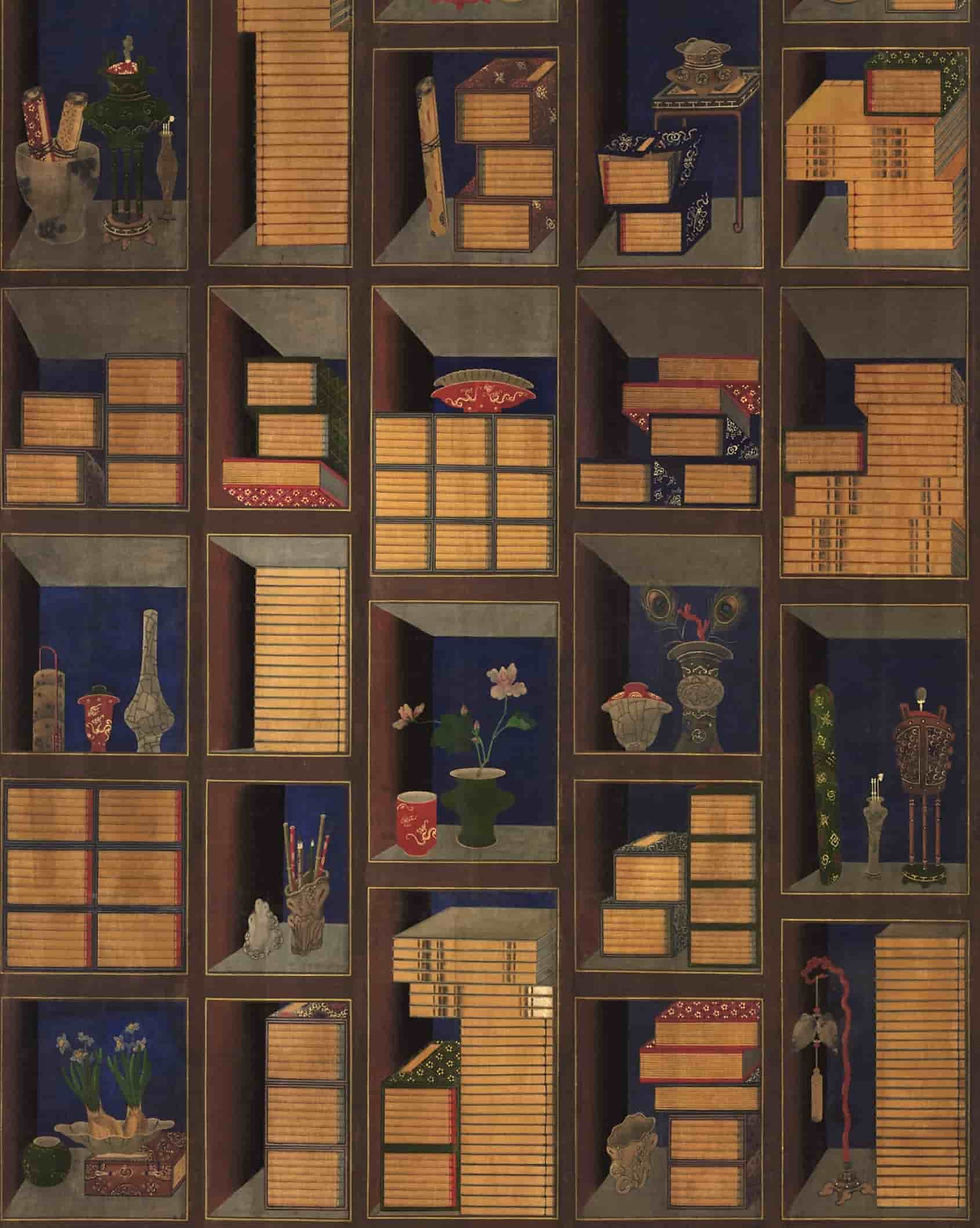 Exklusive Wandtapete mit koreanischen Motiven in einem Bücherregal in Brauntönen