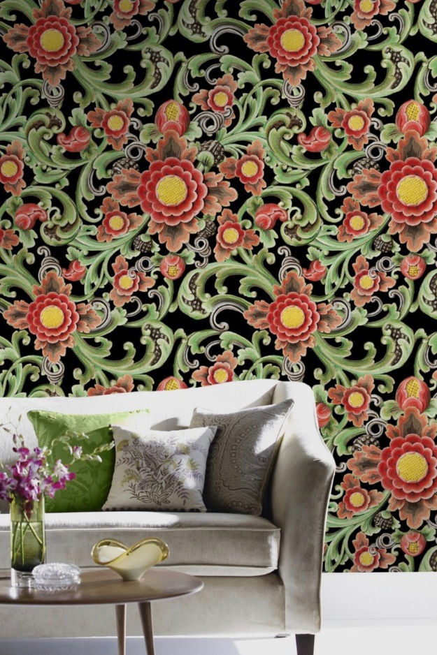 Vliestapete im floralen Stil im englischen Look mit Vintage-Illustrationen von roten Blumen, dunkler Untergrund