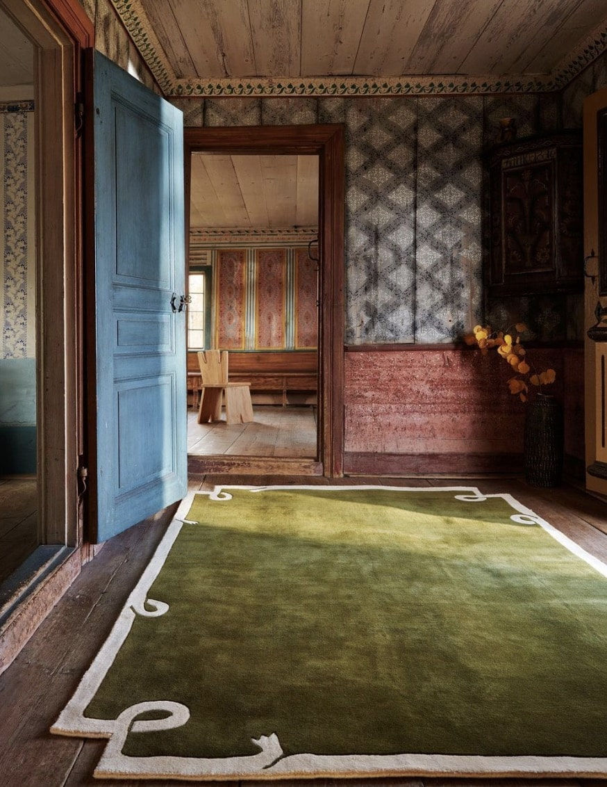 Blaues Sofa in einem Wohnzimmer, Bücherregal mit Büchern, Gemälden und Deko-Accessoires