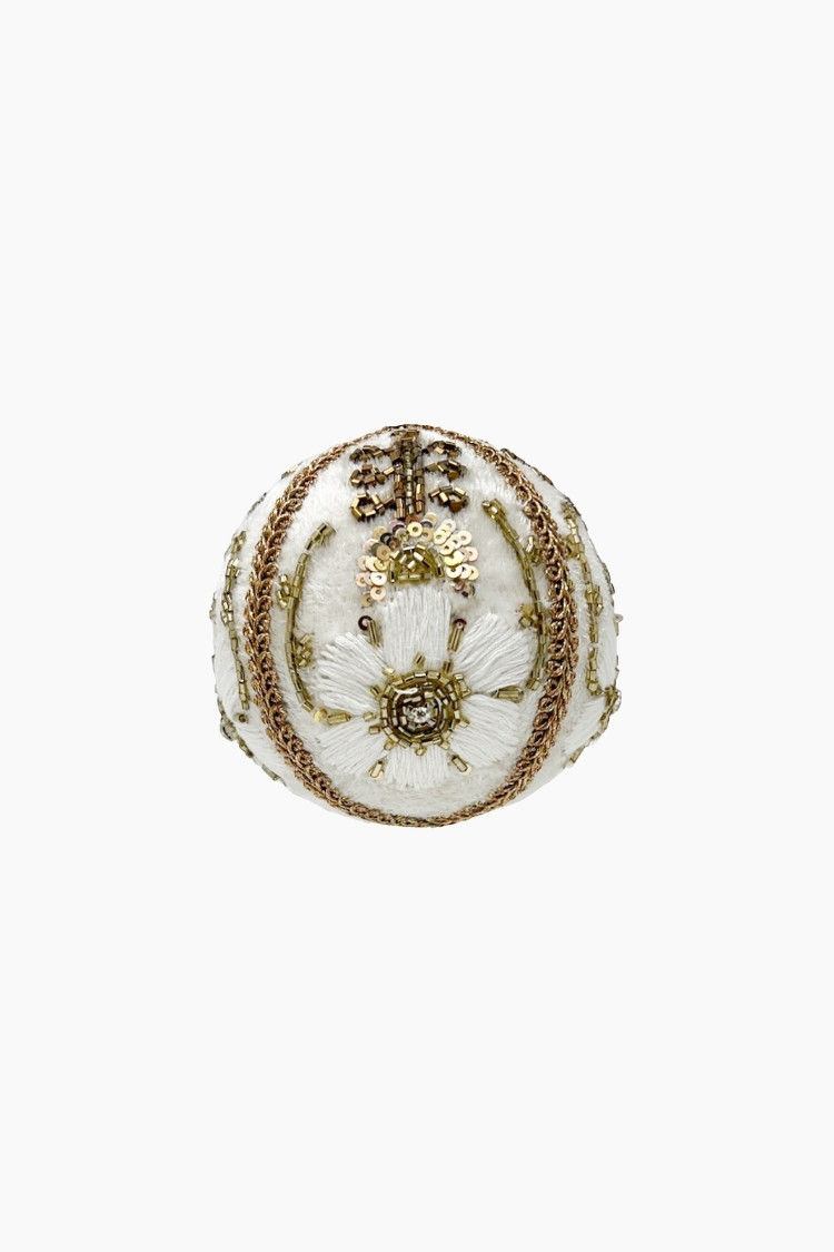 Weihnachtskugel mit Faux-Fur-Oberfläche in Weiß, bestickt mit Blumen und einer goldenen Schnur