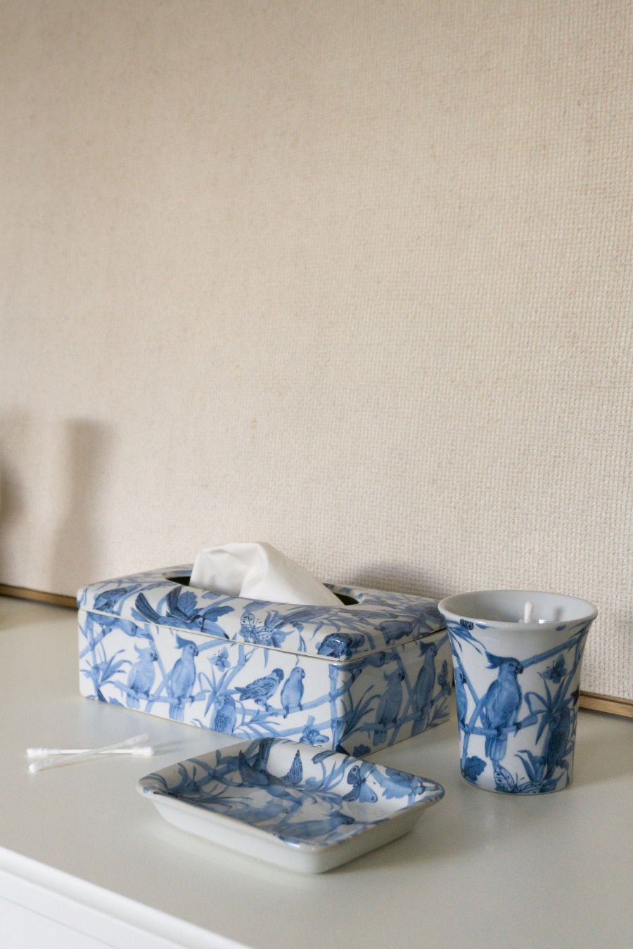 Taschentuchhalter aus Keramik mit blauem illustriertem Dschungel-Muster