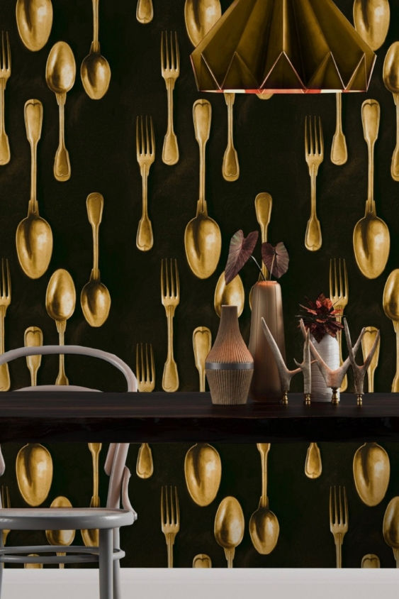 Vliestapete mit Vintage-Illustrationen von Besteck-Set in Gold, Gabel, Messer & Löffel. Schwarzer Untergrund.