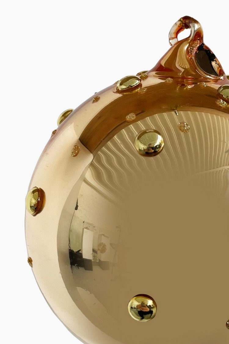 Weihnachtskugel aus glänzendem Glas in Gold mit kleinen Bläschen