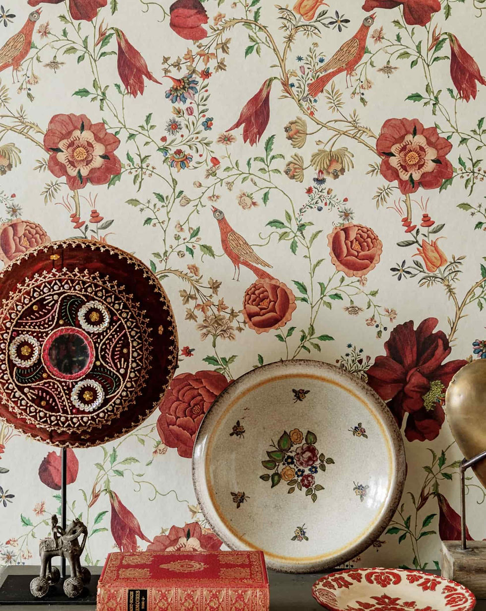 Wandtapete im englischen Stil mit rot-grün gezeichneten Botanik- und Floralmotiven im Vintrage-Stil auf Creme