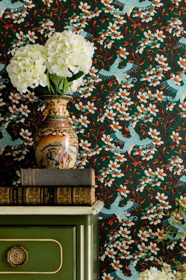 Thumbnail: Vliestapete im Chinoiserie-Stil in Grü, mit floralem Muster, mit blauen Vögeln